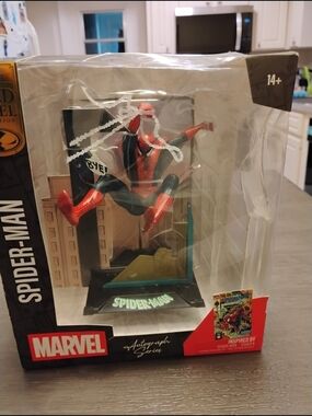 Marvel Spider-Man Figure in Red and Blue Costume